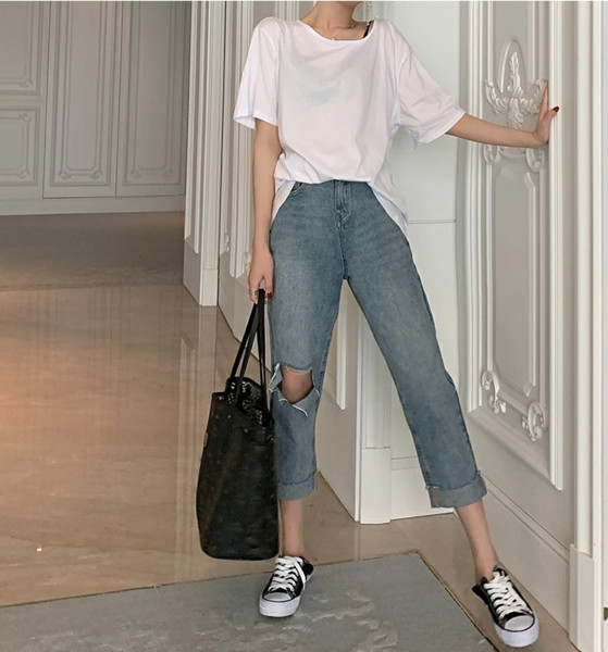 Tavaszi női farmer magas derékkal, 7/8 hosszban, szakadt motívumokkal