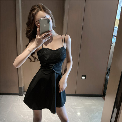 Moteriškos suknelės plonais petnešėlėmis kirpimo modelis