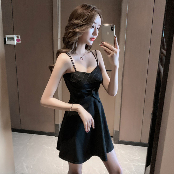 Moteriškos suknelės plonais petnešėlėmis kirpimo modelis