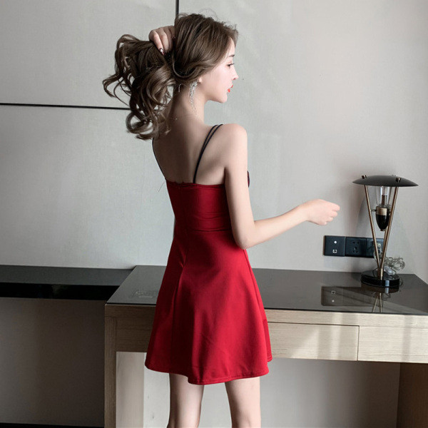 Moteriškos suknelės plonais petnešėlėmis kirpimo modelis