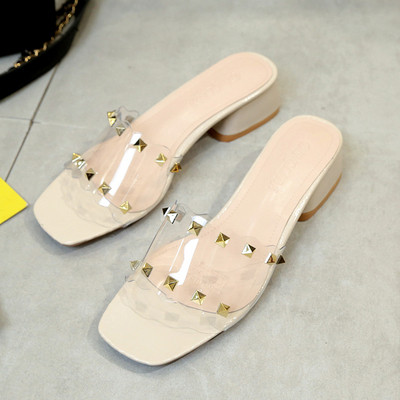 Modernas sieviešu čības ar biezu papēdi un metāla kniedēm