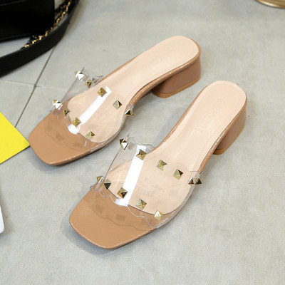 Modernas sieviešu čības ar biezu papēdi un metāla kniedēm