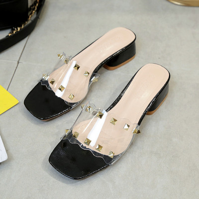 Modernas sieviešu čības ar biezu papēdi un metāla kniedēm