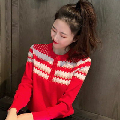 Sarkans sieviešu džemperis ar ovālu kakla izgriezumu un pogām