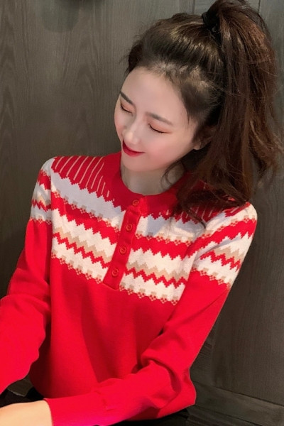 Sarkans sieviešu džemperis ar ovālu kakla izgriezumu un pogām