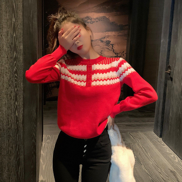 Sarkans sieviešu džemperis ar ovālu kakla izgriezumu un pogām