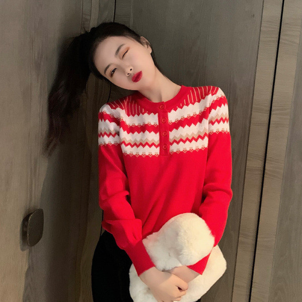 Sarkans sieviešu džemperis ar ovālu kakla izgriezumu un pogām