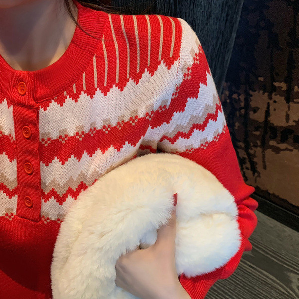 Sarkans sieviešu džemperis ar ovālu kakla izgriezumu un pogām