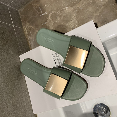 Női alkalmi bőr papucs lapos talppal és csattal