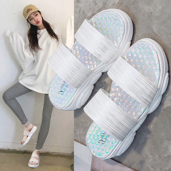 Női alkalmi papucs gumitalppal és bőr pántokkal