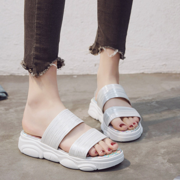 Női alkalmi papucs gumitalppal és bőr pántokkal