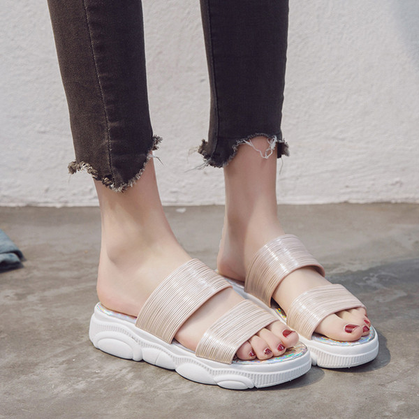 Női alkalmi papucs gumitalppal és bőr pántokkal