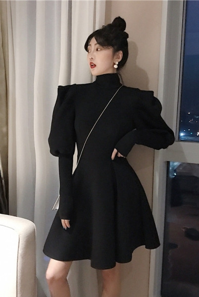 Testreszabott női ruha magas gallérral és puffos ujjakkal