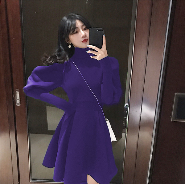 Testreszabott női ruha magas gallérral és puffos ujjakkal