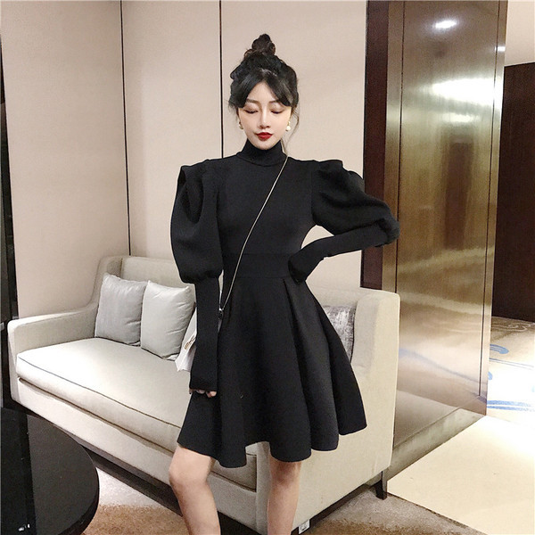 Testreszabott női ruha magas gallérral és puffos ujjakkal