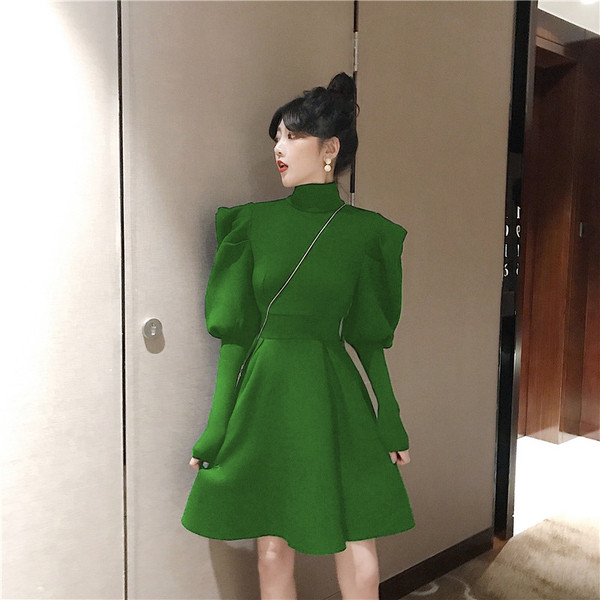 Testreszabott női ruha magas gallérral és puffos ujjakkal