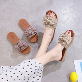 Įprastos moteriškos languotos šlepetės su kaspinu