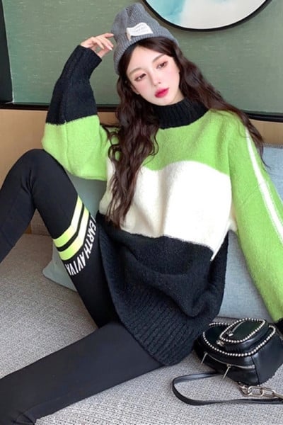 Široki ženski džemper s ovalnim izrezom