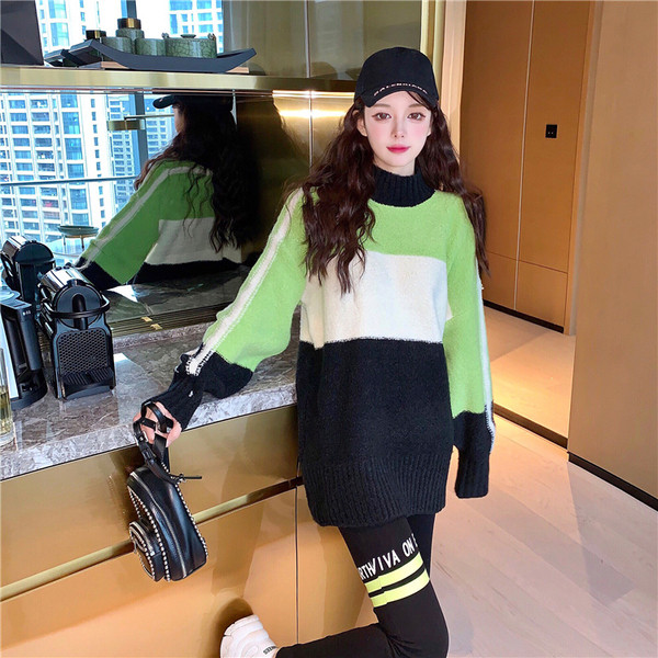 Široki ženski džemper s ovalnim izrezom