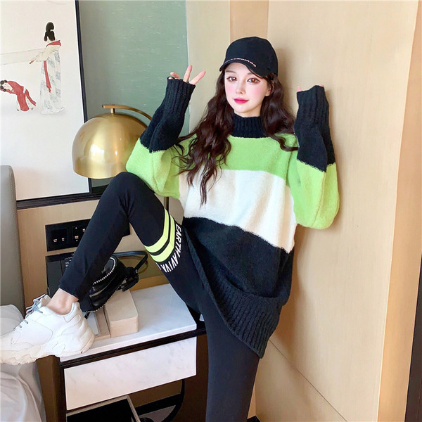 Široki ženski džemper s ovalnim izrezom