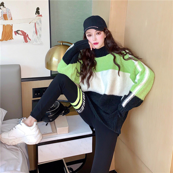 Široki ženski džemper s ovalnim izrezom