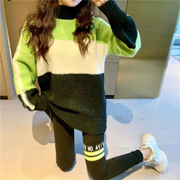 Široki ženski džemper s ovalnim izrezom