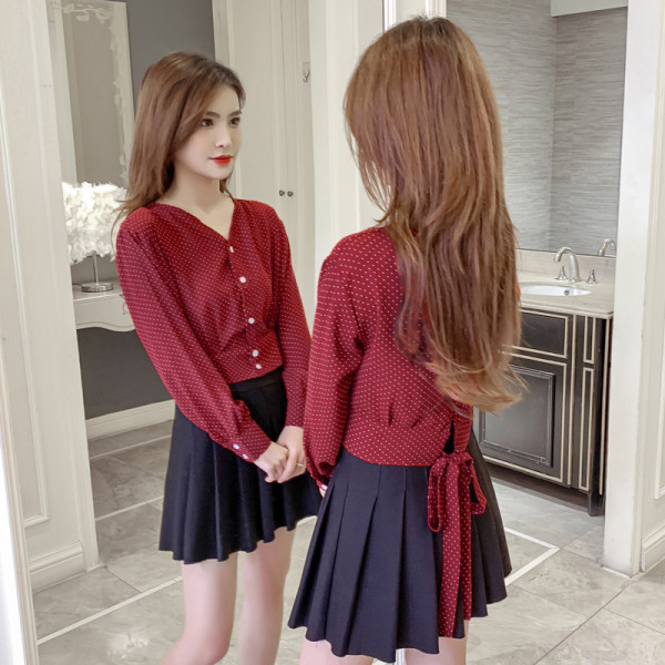 Moteriški trumpi marškiniai su sagomis ir špicine iškirpte