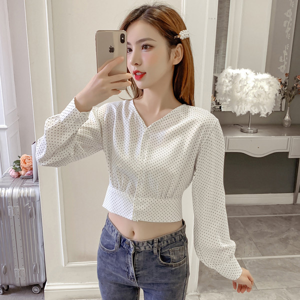 Moteriški trumpi marškiniai su sagomis ir špicine iškirpte