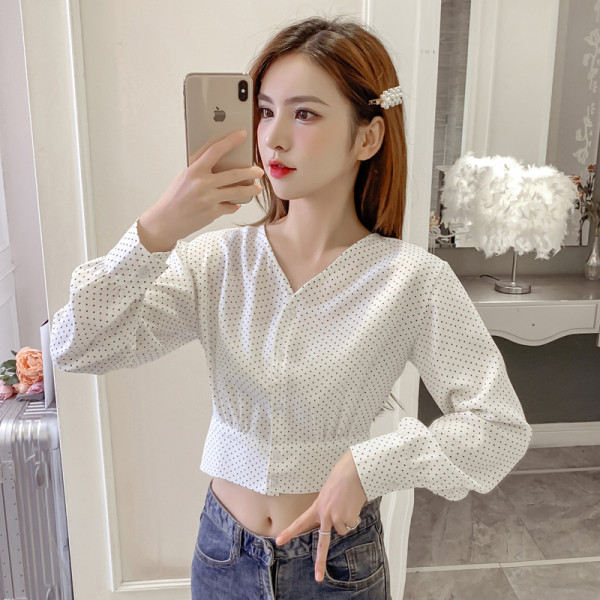 Moteriški trumpi marškiniai su sagomis ir špicine iškirpte