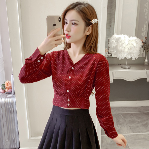 Moteriški trumpi marškiniai su sagomis ir špicine iškirpte