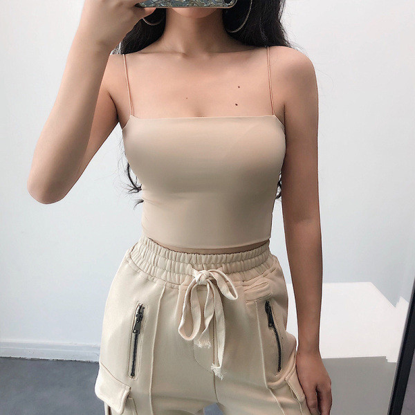 Aktuális rövid női felső vékony pántokkal