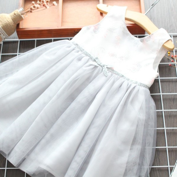 Jauna modeļa bērnu kleita ar izšuvumu un tillu meitenēm