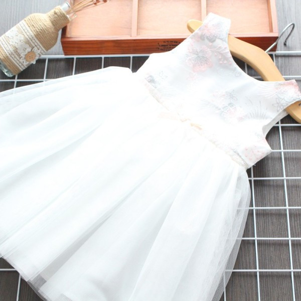 Jauna modeļa bērnu kleita ar izšuvumu un tillu meitenēm