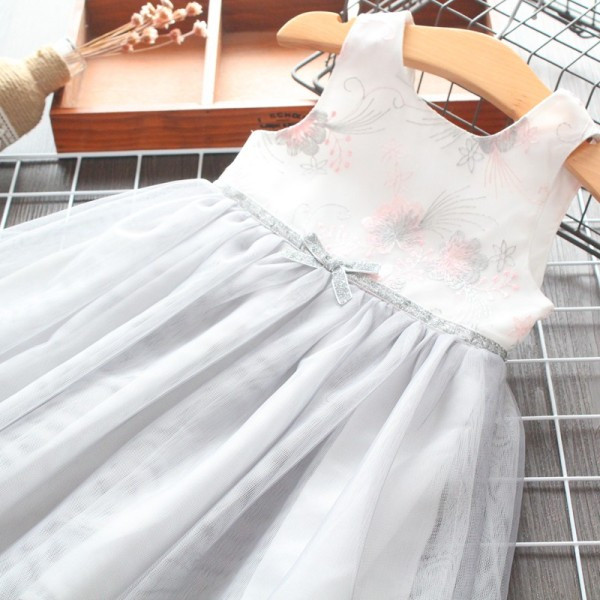 Jauna modeļa bērnu kleita ar izšuvumu un tillu meitenēm