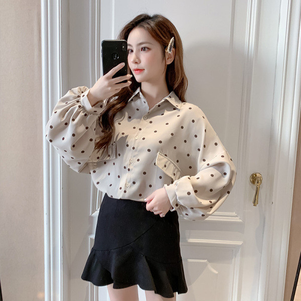 Stílusos női pöttyös ing gombokkal és klasszikus gallérral