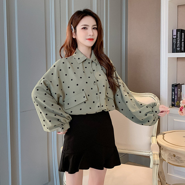 Stílusos női pöttyös ing gombokkal és klasszikus gallérral