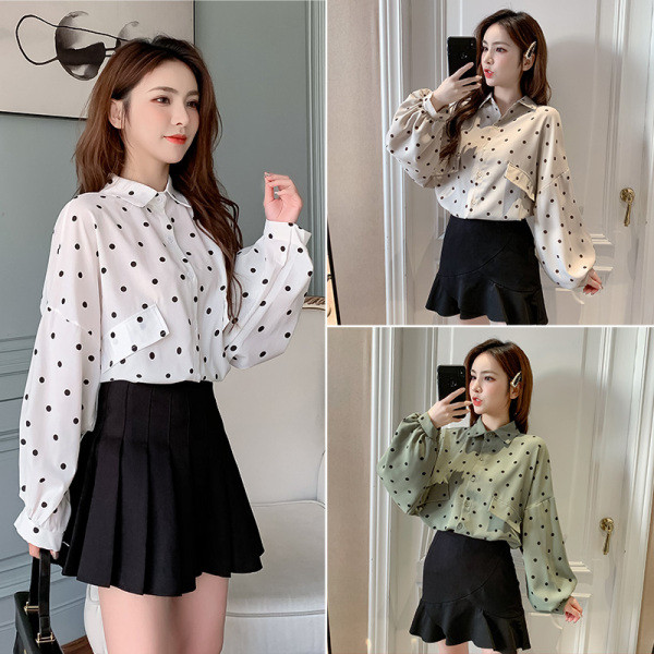 Stílusos női pöttyös ing gombokkal és klasszikus gallérral