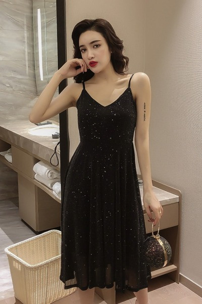 Dabartinė moteriška suknelė su plonais petnešėlėmis ir špicine iškirpte