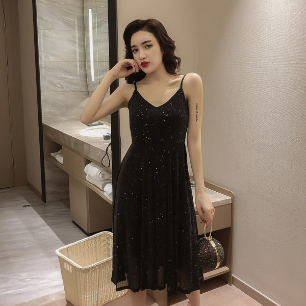 Dabartinė moteriška suknelė su plonais petnešėlėmis ir špicine iškirpte