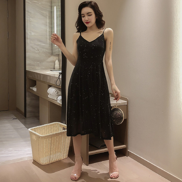 Dabartinė moteriška suknelė su plonais petnešėlėmis ir špicine iškirpte