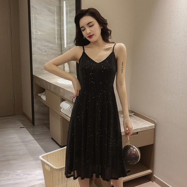 Dabartinė moteriška suknelė su plonais petnešėlėmis ir špicine iškirpte