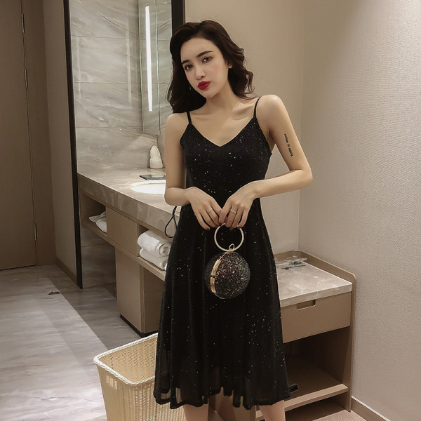 Dabartinė moteriška suknelė su plonais petnešėlėmis ir špicine iškirpte