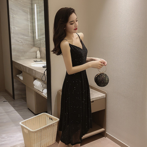 Dabartinė moteriška suknelė su plonais petnešėlėmis ir špicine iškirpte