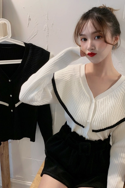 Bluză de damă modernă cu decolteu și nasturi spitz