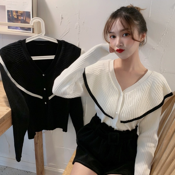 Bluză de damă modernă cu decolteu și nasturi spitz