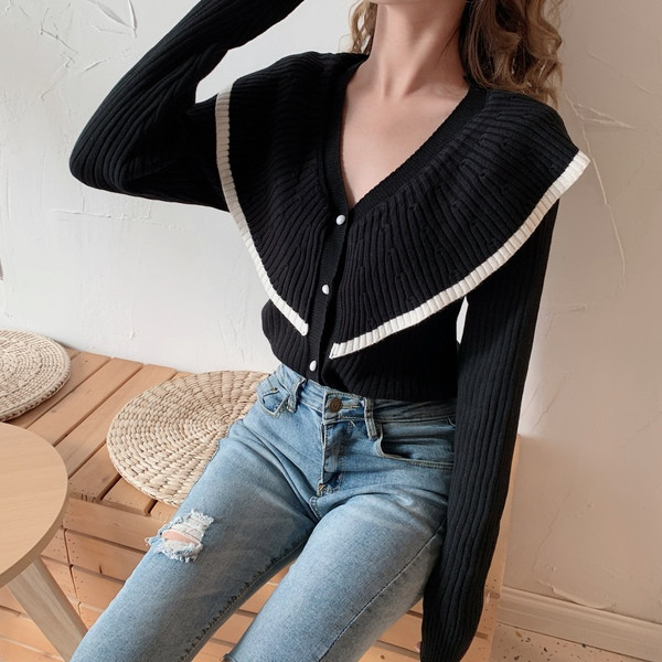 Bluză de damă modernă cu decolteu și nasturi spitz