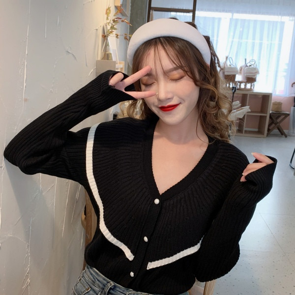 Bluză de damă modernă cu decolteu și nasturi spitz