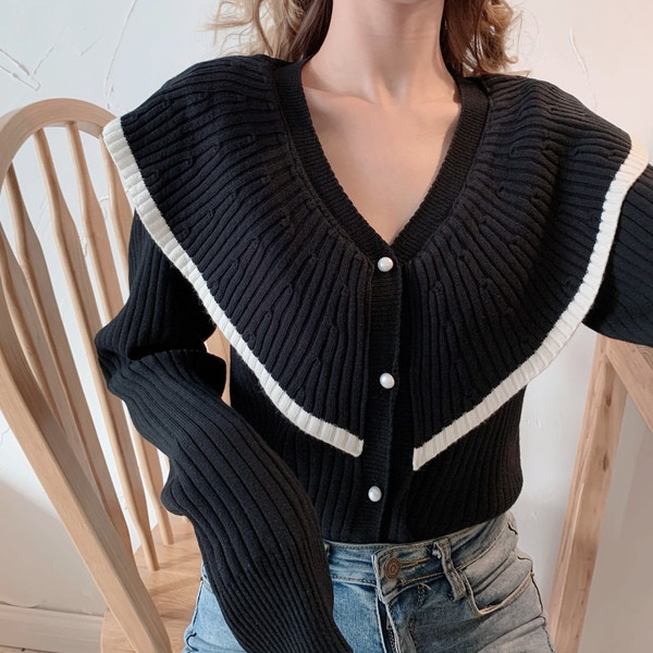 Bluză de damă modernă cu decolteu și nasturi spitz