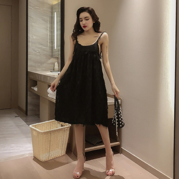 Női ruha vékony pántokkal és bojtokkal