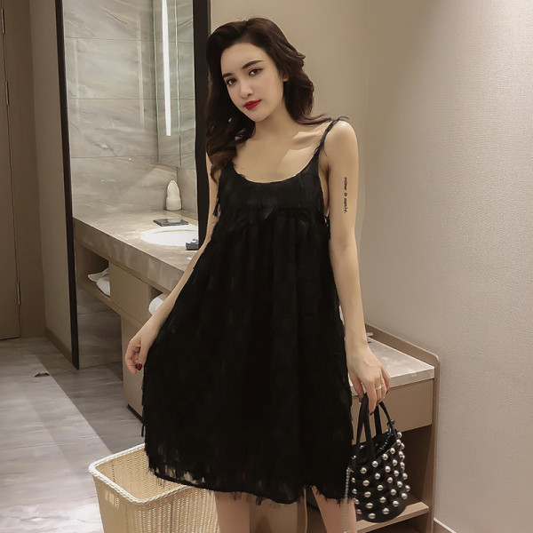 Női ruha vékony pántokkal és bojtokkal